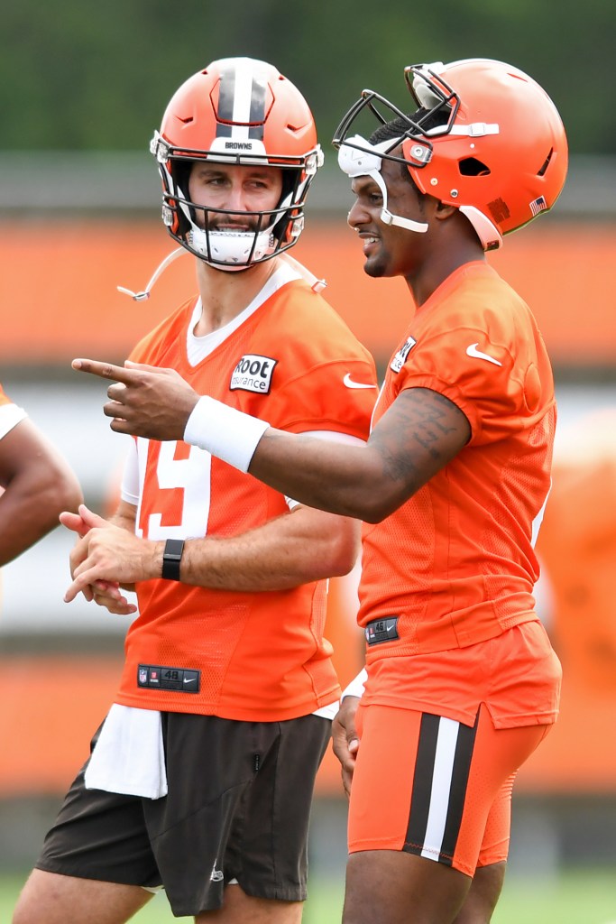 Cleveland Browns quarterback Deshaun Watson, left, talks with quarterback Josh Rosen