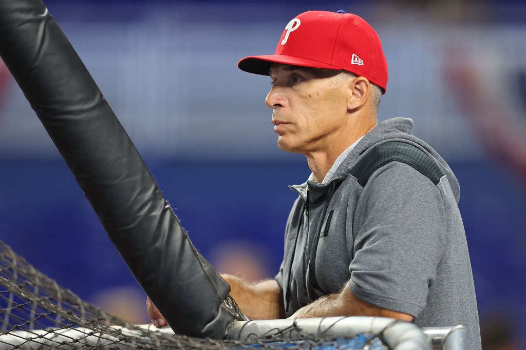 Manager Joe Girardi #25 of the Philadelphia Phillies 