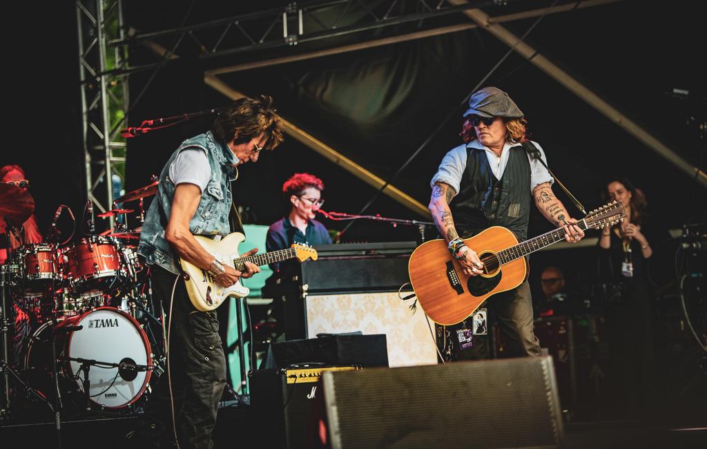 In his first public outing since the trial, Depp joined Jeff Beck on stage.