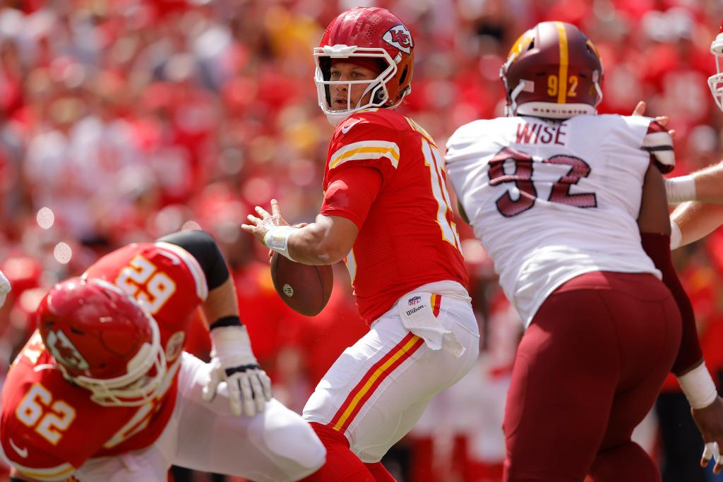 Patrick Mahomes prepares to throw a pass during the Chiefs-Commanders preseason game on August 20, 2022.