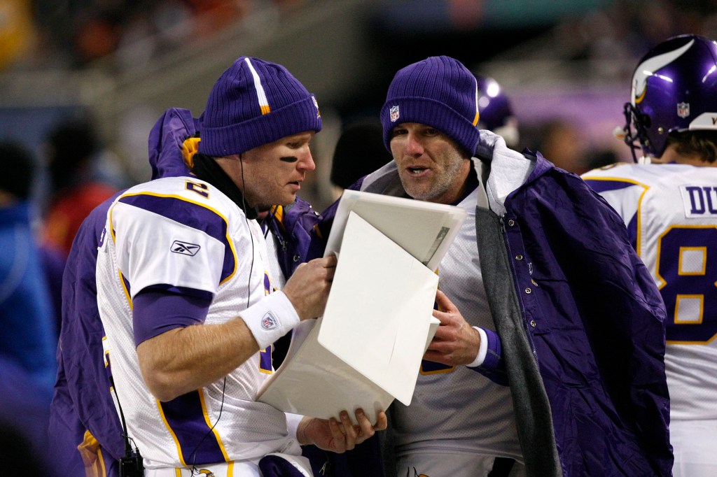 Brett Favre (r.) talks to Sage Rosenfels during a Vikings game on Dec. 28, 2009.