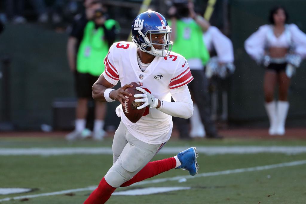 New York Giants quarterback Geno Smith #3 rolling out of the pocket in the 2nd quarter.