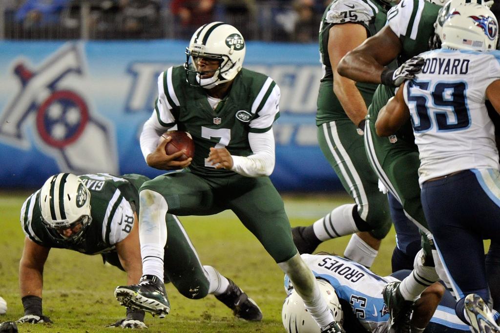 NASHVILLE, TN - DECEMBER 14: Quarterback Geno Smith #7 of the New York Jets rushes against of the Tennessee Titans during the second half of a game at LP Field on December 14, 2014 in Nashville, Tennessee. (Photo by Frederick Breedon/Getty Images)