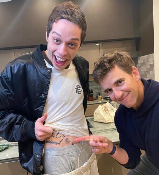 Pete Davidson shows off his Giants tattoo to Eli Manning in a new Instagram pic.