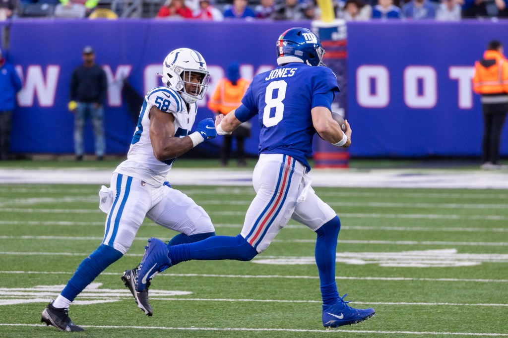 Giants quarterback Daniel Jones (8) makes a run chased by Indianapolis Colts linebacker Bobby Okereke