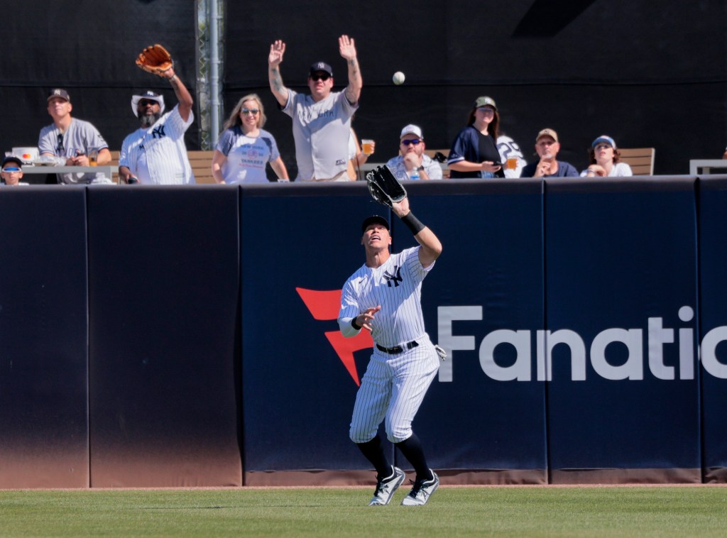 Yankees right fielder Aaron Judge #99, catching a fly ball