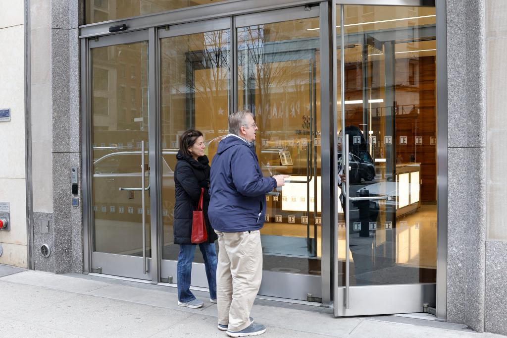 Visitors to Silicon Valley Bank at 387 Park Avenue South in Manhattan are trying to get in to retrieve their money .