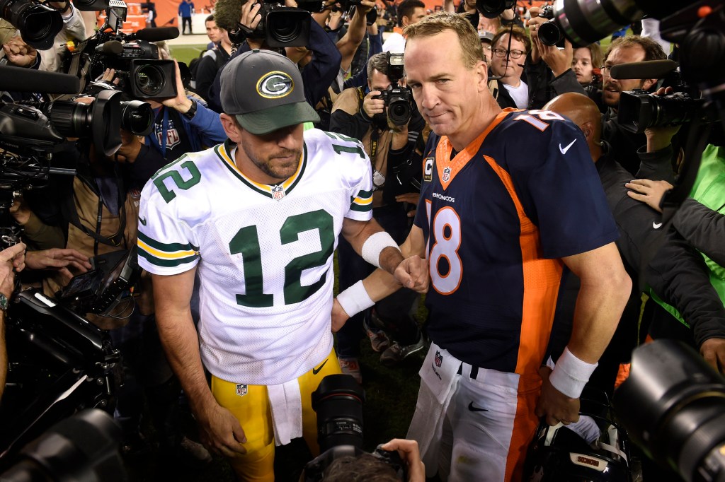 Aaron Rodgers and Peyton Manning talk after a Broncos win in 2015.