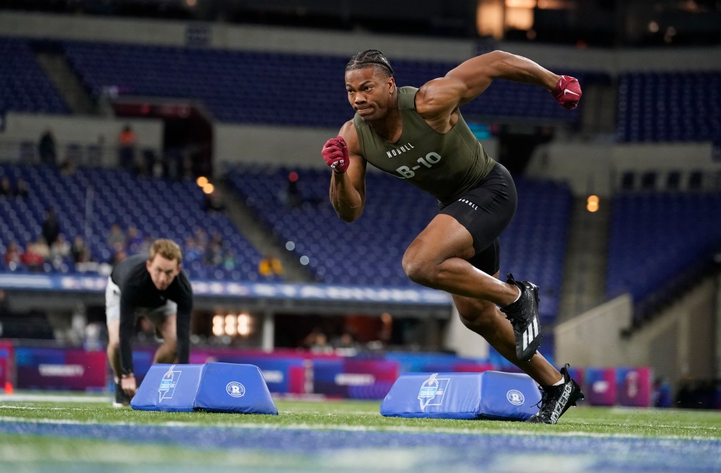 Daiyan Henley runs a sprint during an NFL Combine drill.