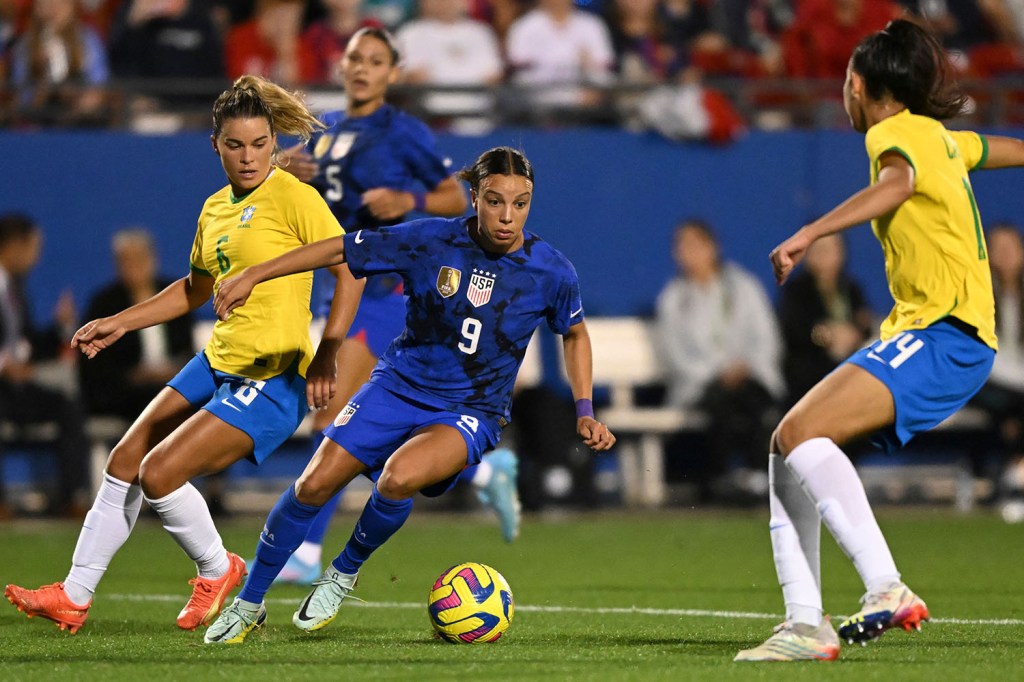 USWNT forward Mallory Swanson navigates Brazil defenders during the 2023 SheBelieves Cup at Toyota Stadium in Frisco, Texas, on Feb. 22, 2023.
