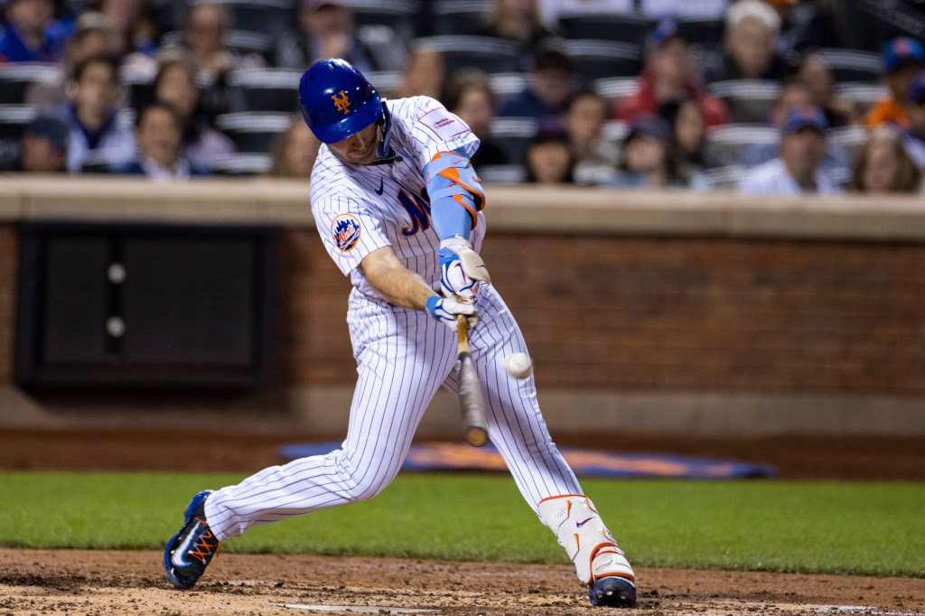 Pete Alonso (20) hits a single in the fourth inning