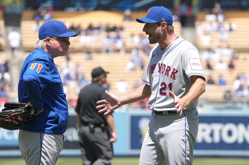 Max Scherzer (r.) expresses his anger to Buck Showalter after being ejected from the Mets' win over the Dodgers on April 19.