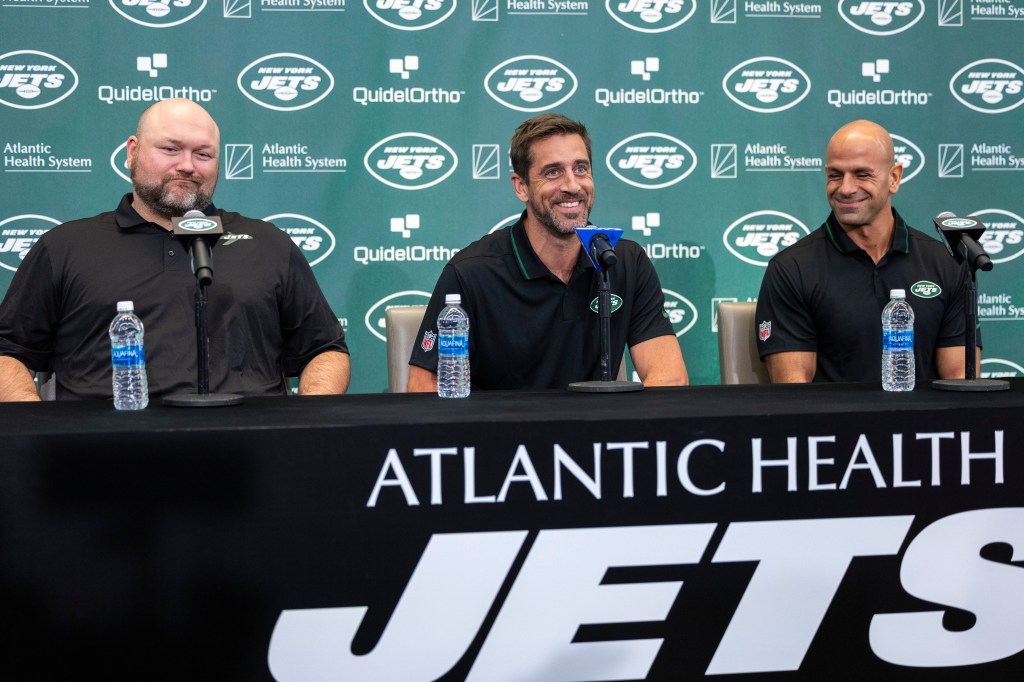 Aaron Rodgers (c.) flanked by Jets GM Joe Douglas (l.) and head coach Robert Saleh (r.) on April 26, 2023.