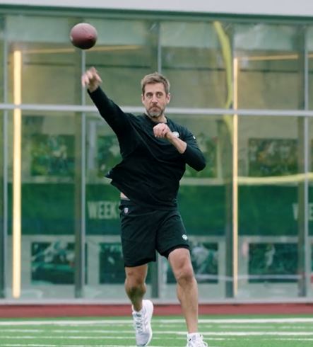 Aaron Rodgers throwing a pass to Allen Lazard.