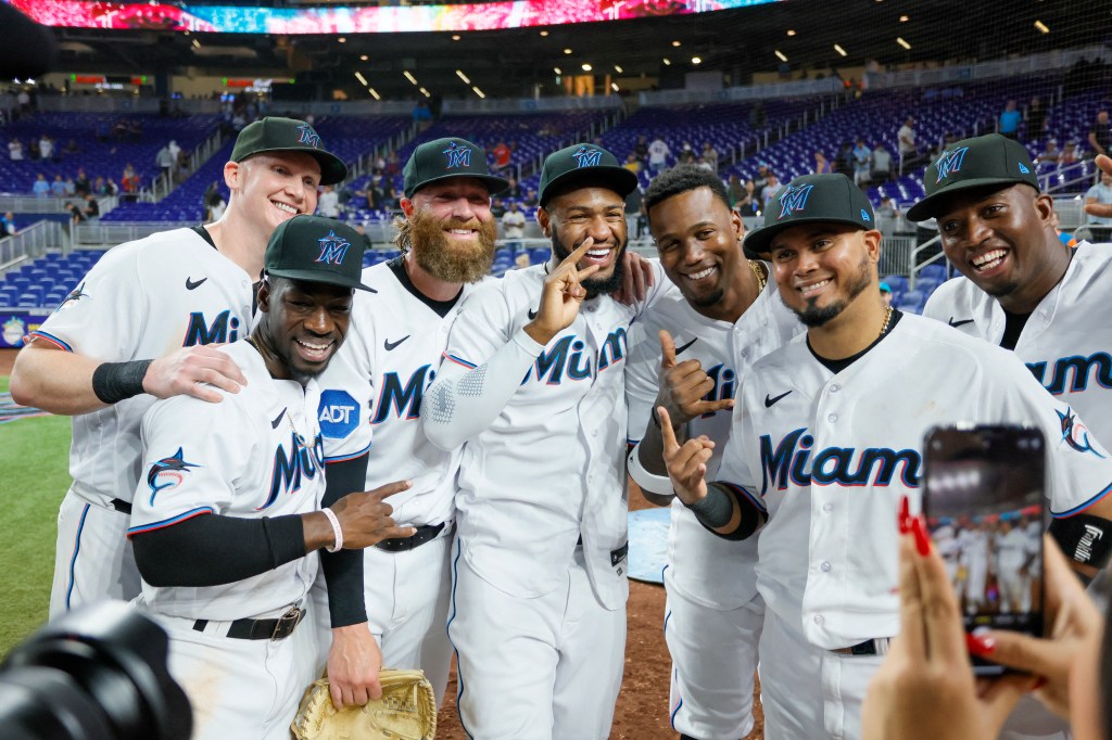 The Marlins celebrates Luis Arráez's five-hit game on Monday night. 