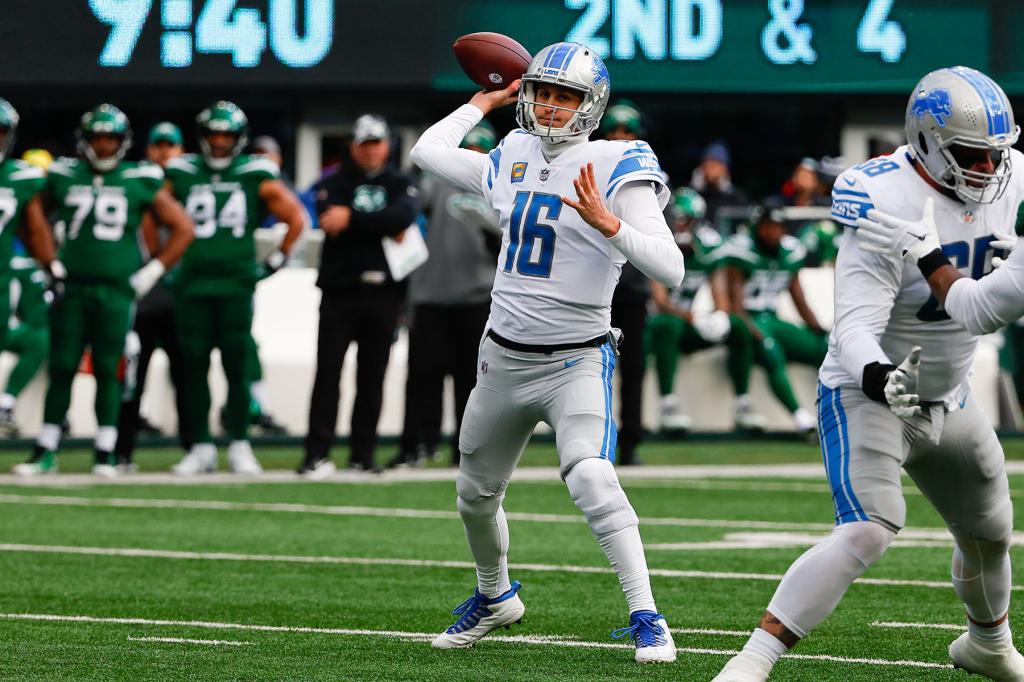 Detroit Lions quarterback Jared Goff (16) passes during the National Football League game between the New York Jets and the Detroit Lions on December 18, 2022 at MetLife Stadium in East Rutherford, New Jersey.  