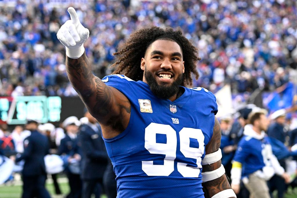 Giants defensive end Leonard Williams (99) reacts to the fans just before the opening kickoff. 