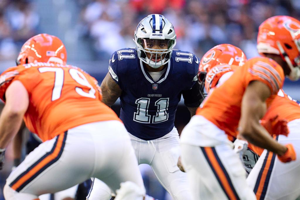 Micah Parsons #11 of the Dallas Cowboys reads the defense against the Chicago Bears during the first half at AT&T Stadium on October 30, 2022 in Arlington, Texas. 