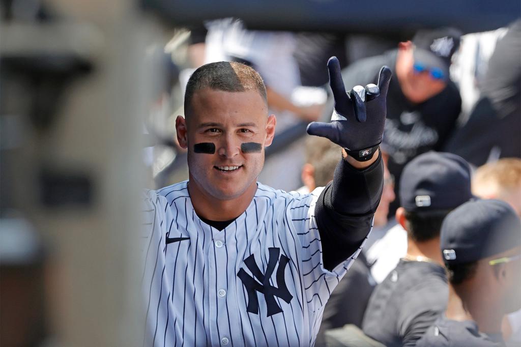 Anthony Rizzo snapped his homerless drought Sunday against the Royals.