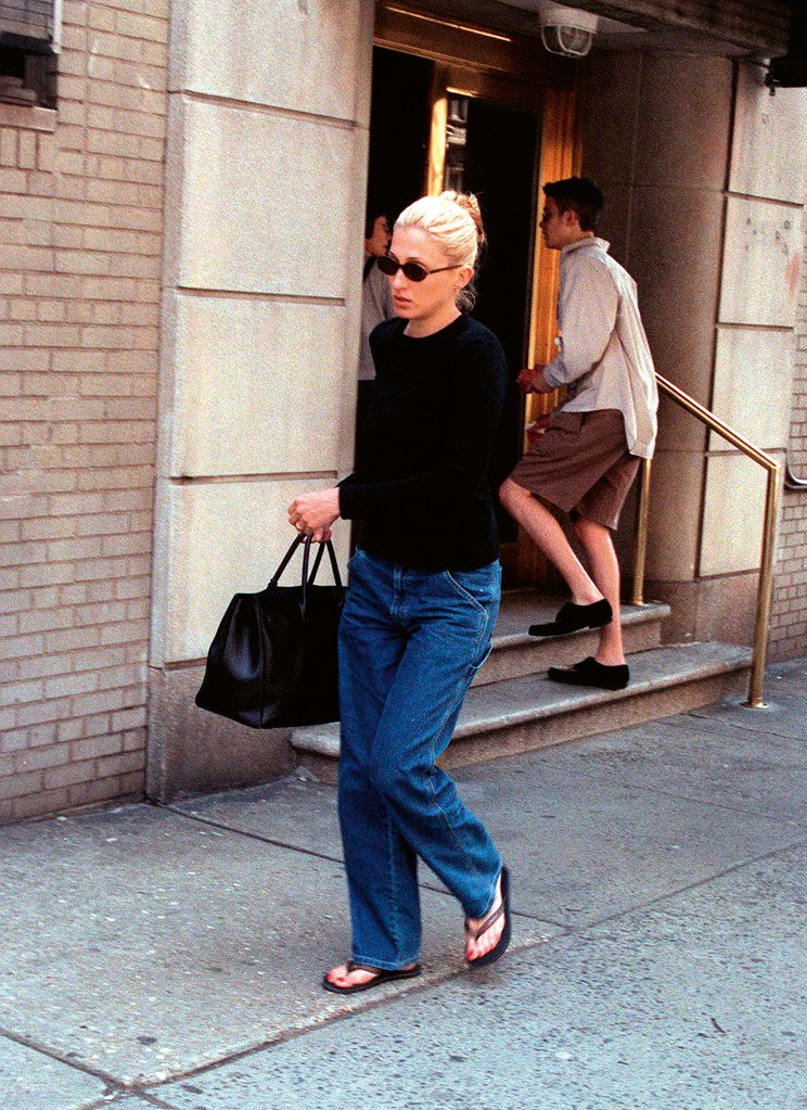 Carolyn Bessette Kennedy carrying large black bag. 