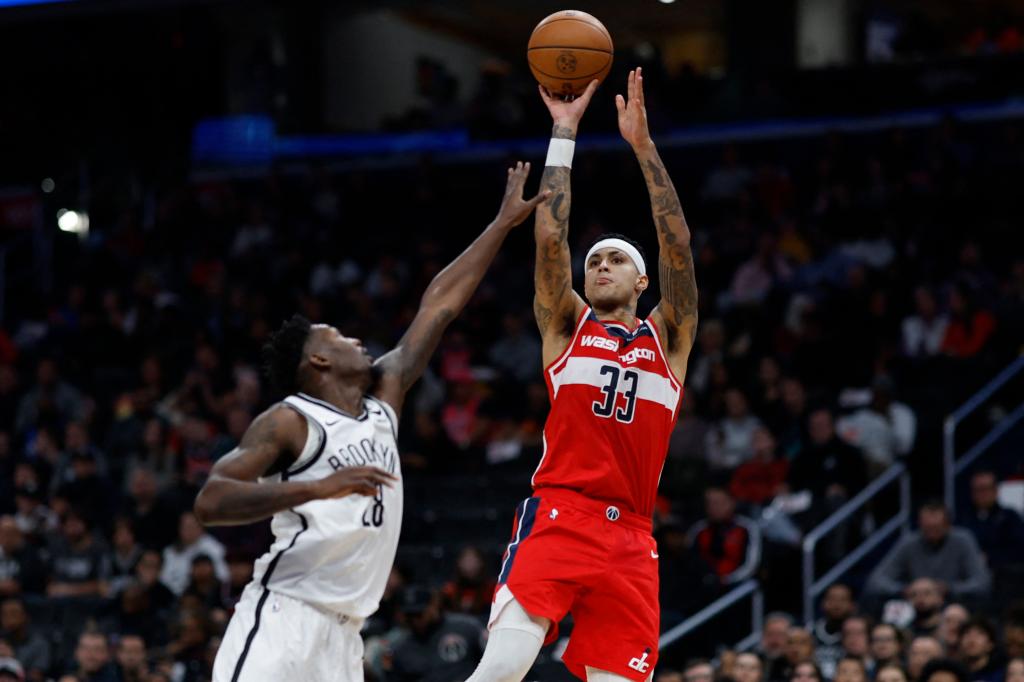 Kyle Kuzma (33) shoots the ball over forward Dorian Finney-Smith (28).