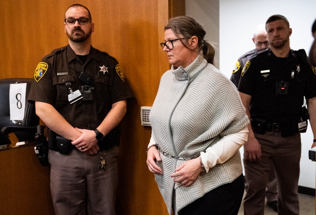 Jennifer Crumbley enters the courtroom of Oakland County.