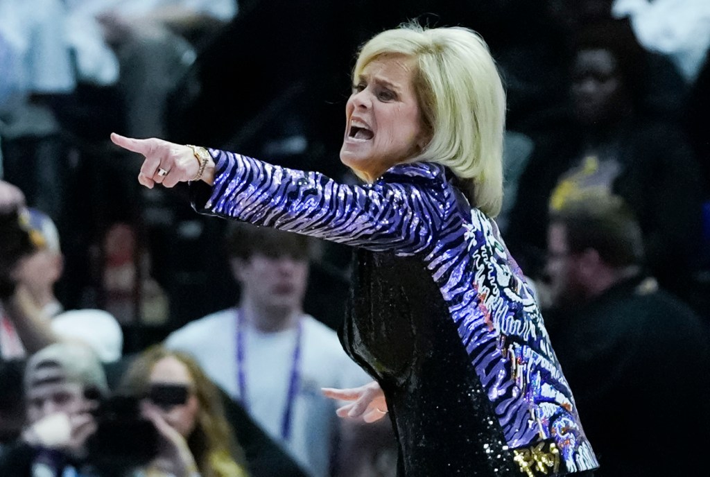 Kim Mulkey yells out instructions during LSU's loss.