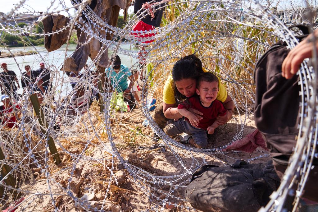 A mother with her child near the border