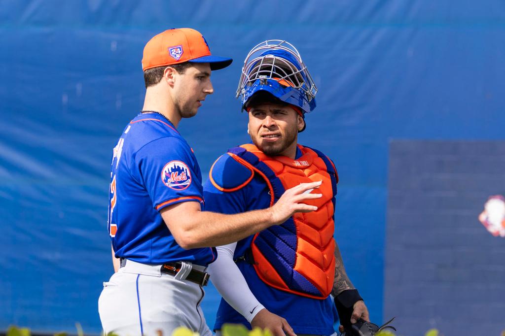New York Mets pitcher Max Kranick (32) speaks with catcher Francisco Alvarez at Spring Training, Friday, Feb. 23, 2024, in Port St. Lucie, FL.