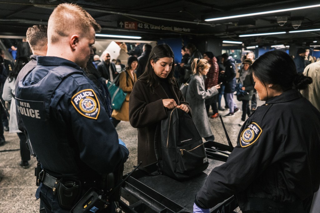 MTA police conduct random bag checks at Grand Central 