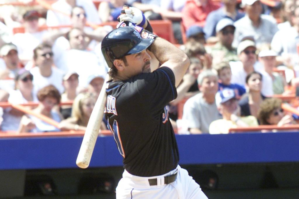 Mike Piazza hits a solo homer in the 7th inning against the Braves in 2000.