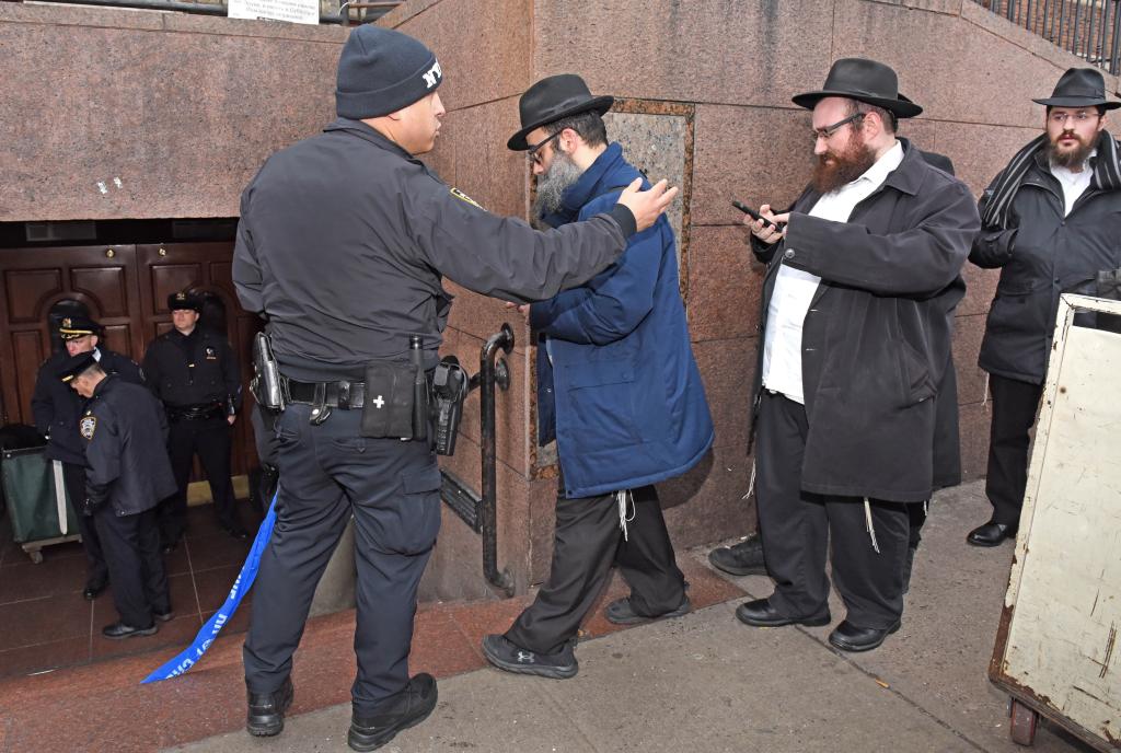 The headquarters of the Chabad Lubavitcher religious group has been closed temporarily because holes in the walls of the basement were found.