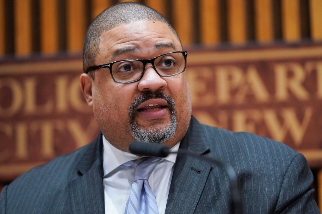  Manhattan District Attorney Alvin Bragg speaks to reporters during a news conference, April 18, 2023.