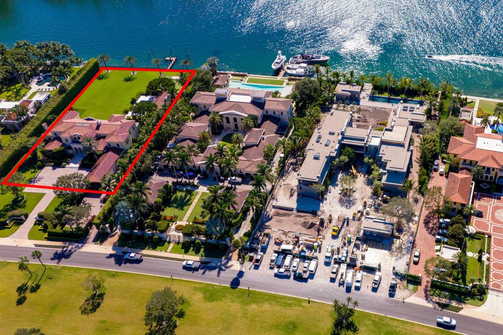 House on the far left has now be purchased by Jeff Bezos, 28 Indians Creek Island