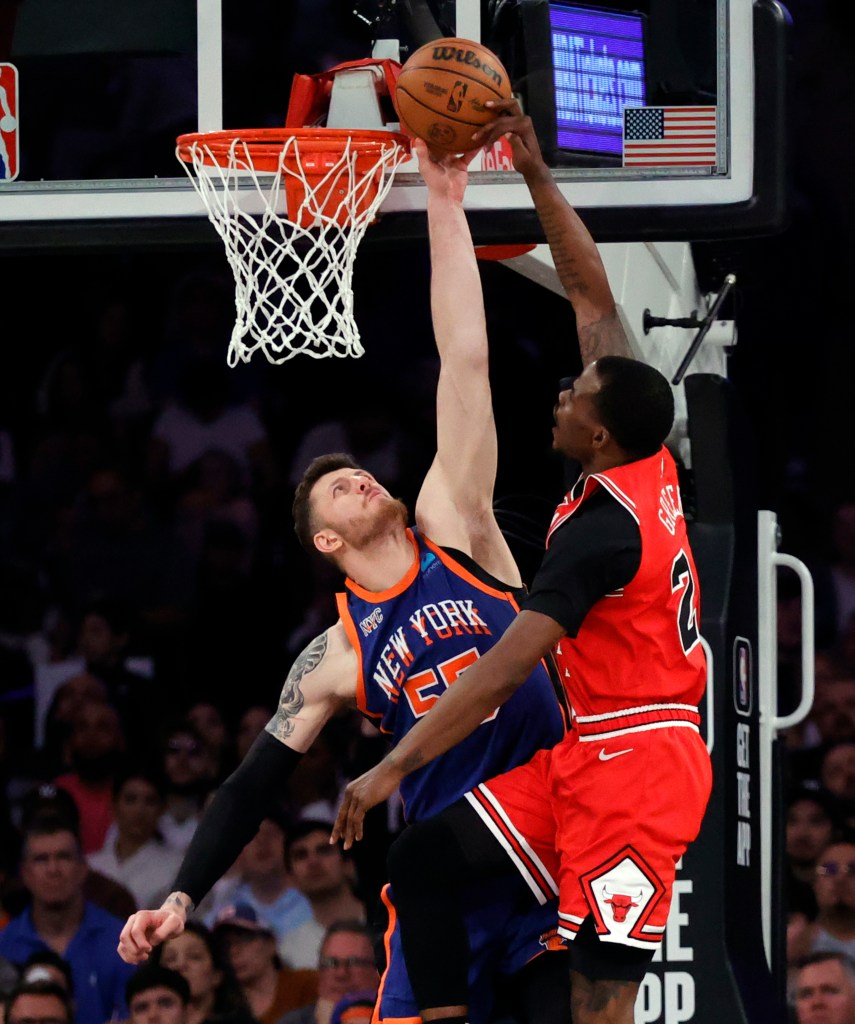 Knicks center Isaiah Hartenstein (L) blocks Chicago Bulls guard Javonte Green during over time  at Madison Square Garden.