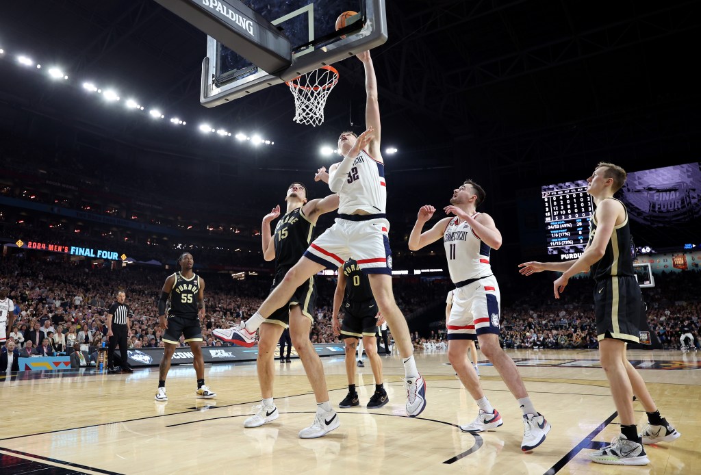 Donovan Clingan helped lead Connecticut to a national title. 