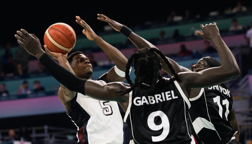 Anthony Edwards of USA (L) in action against Wenyen Gabriel of South Sudan (C)