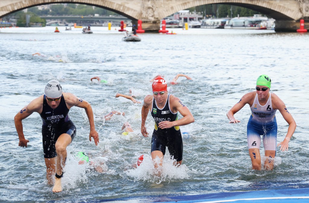 Fifty-five women representing 34 countries kicked off the contest at 8 a.m., with Beaugrand and Potter diving into the river side by side from a floating pontoon next to the bridge.