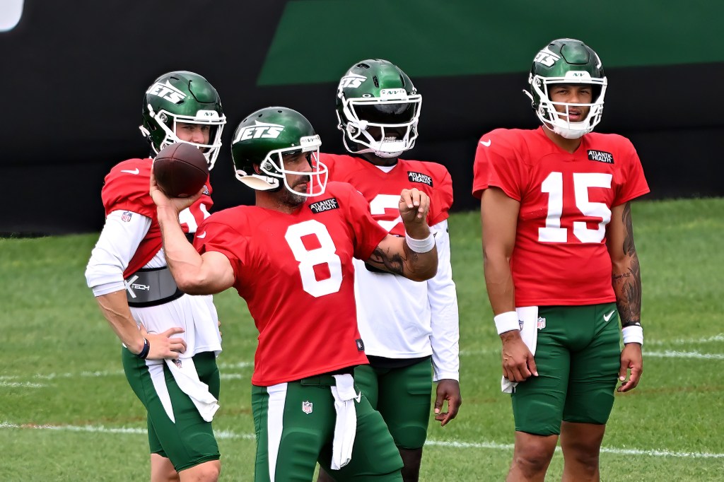 Jets quarterback Aaron Rodgers (8) throws as Andrew Peasley, Tyrod Taylor (2) and Adrian Martinez (15) look on during practice