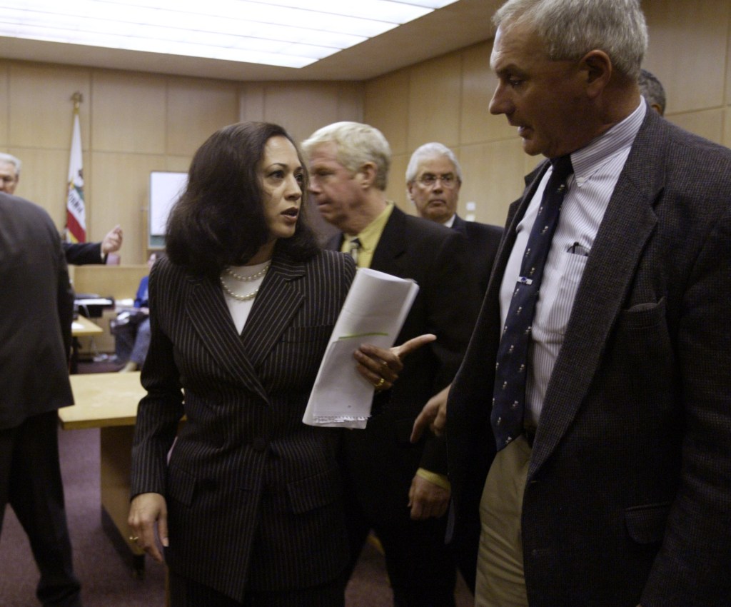 District Attorney Kamala Harris discussing with chief DA investigator Lou Landini after a court hearing