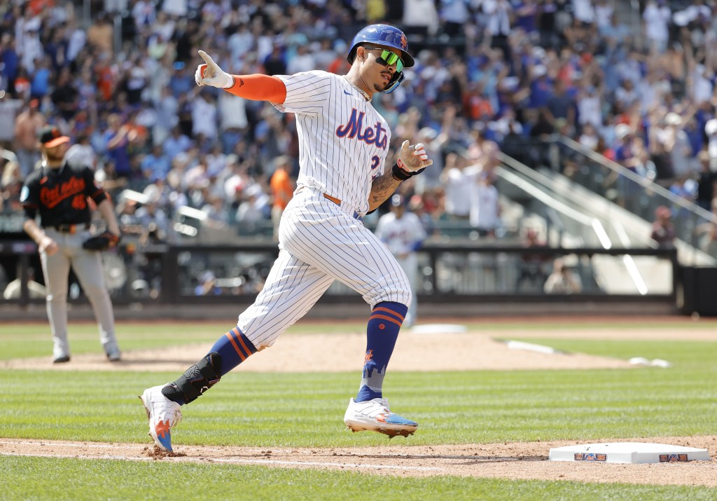 Mark Vientos rounds the bases after hitting a solo homer in the seventh inning of the Mets' win on Aug. 21, 2024.