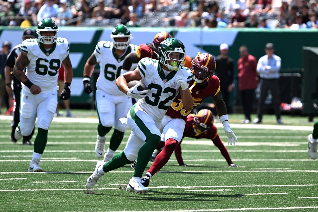 Jets running back Isaiah Davis (32) runs the ball during the second  quarter on August 4, 2024.