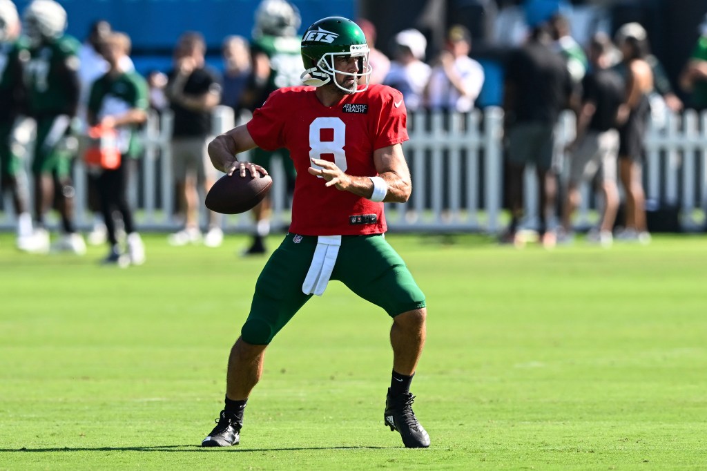 Aaron Rodgers throws a pass during Jets practice on Aug. 15, 2024. 