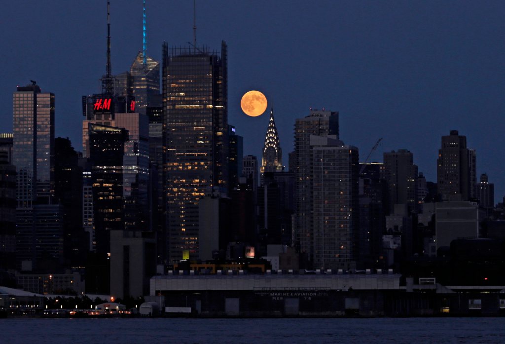 A "supermoon" is seen rising over New York City from Weehawken, New Jersey, USA, 10 August  2014. 