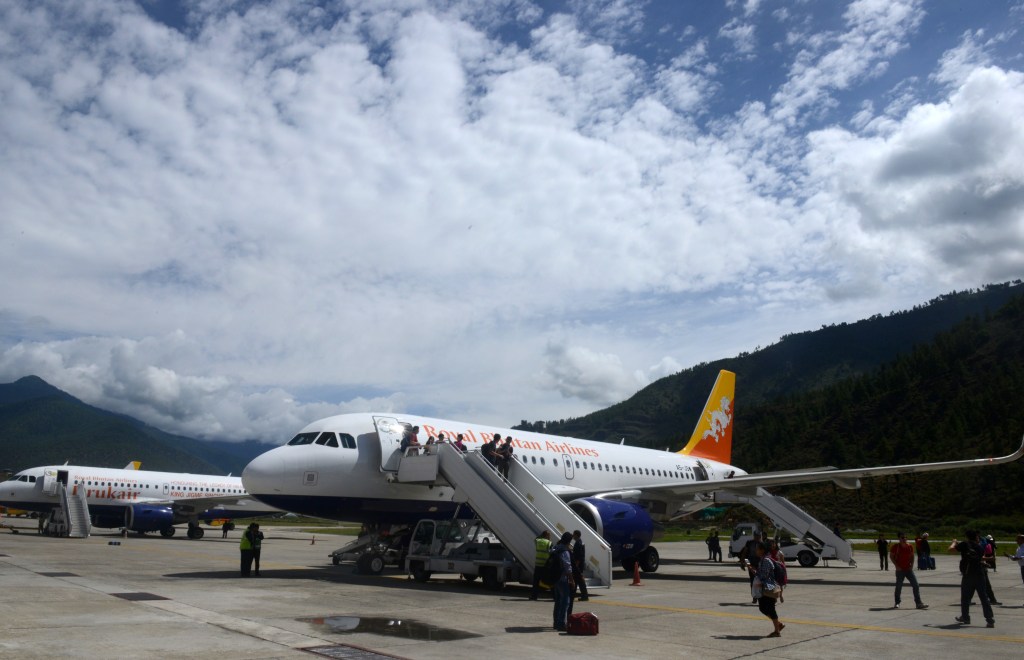 The airport is perched between mountains and houses, making landings dangerous.