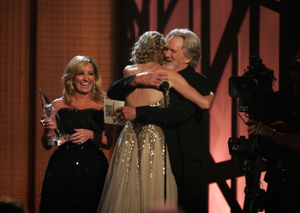 Taylor Swift and Kris Kristofferson hug onstage at the 2009 CMA Awards