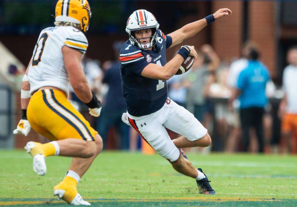 Auburn quarterback Payton Thorne (1) runs the ball as the Tigers take on California Golden Bears. 