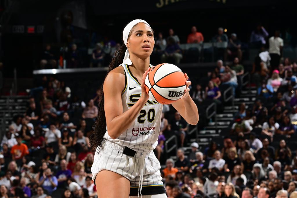 Isabelle Harrison ##20 of the Chicago Sky shoots a free throw during the game against the Phoenix Mercury