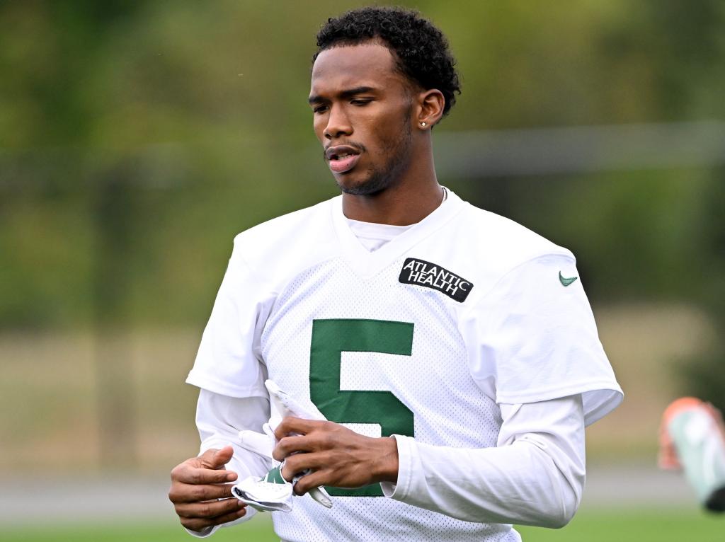 Garret Wilson works out during Jets practice on Oct. 2, 2024.