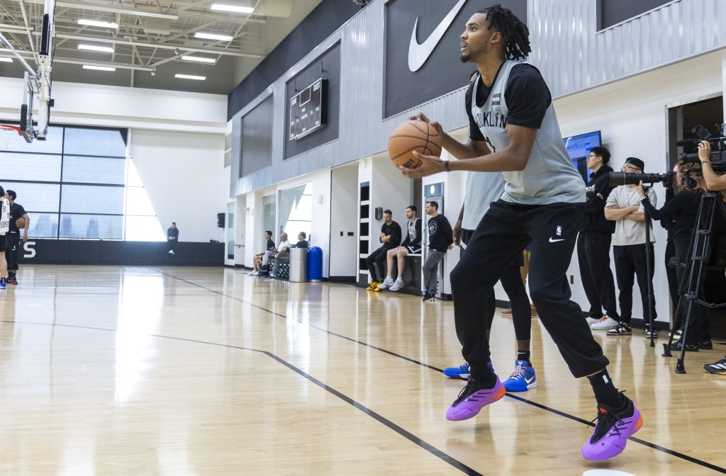 Ziaire Williams takes a 3-pointer during a recent Nets practice.